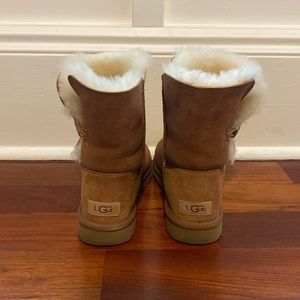 UGG Womens Bailey Button II in chestnut